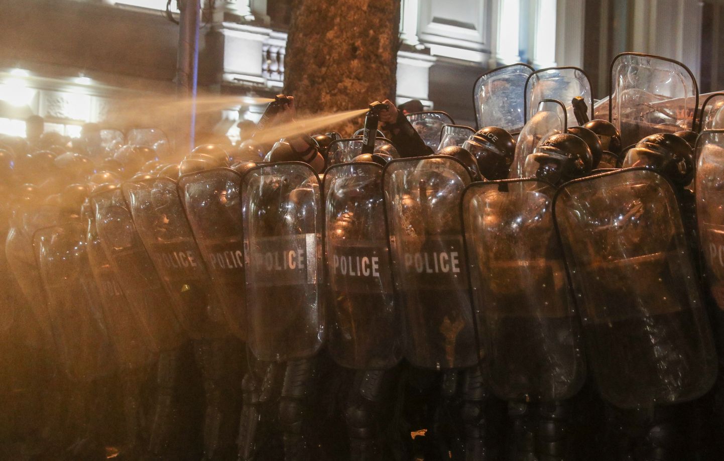 Gruusia politsei kasutamas pisargaasiprotestijate laialiajamiseks 7. märtsil 2023. aastal.