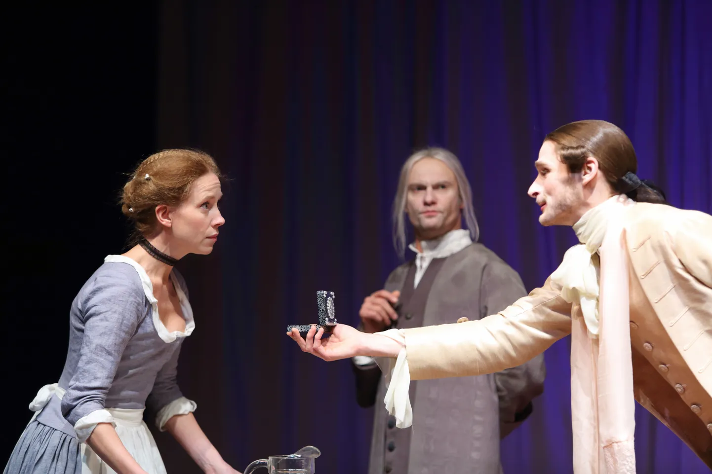 VAT teatri «Mirandolinas» mängivad 
Katariina Unt, Peeter Tammearu , Tanel Saar, Ago Soots, Margo Teder, Meelis Põdersoo ning EMTA lavakunstikooli tudengid Liisa Saaremäel ja Lauli Otsar