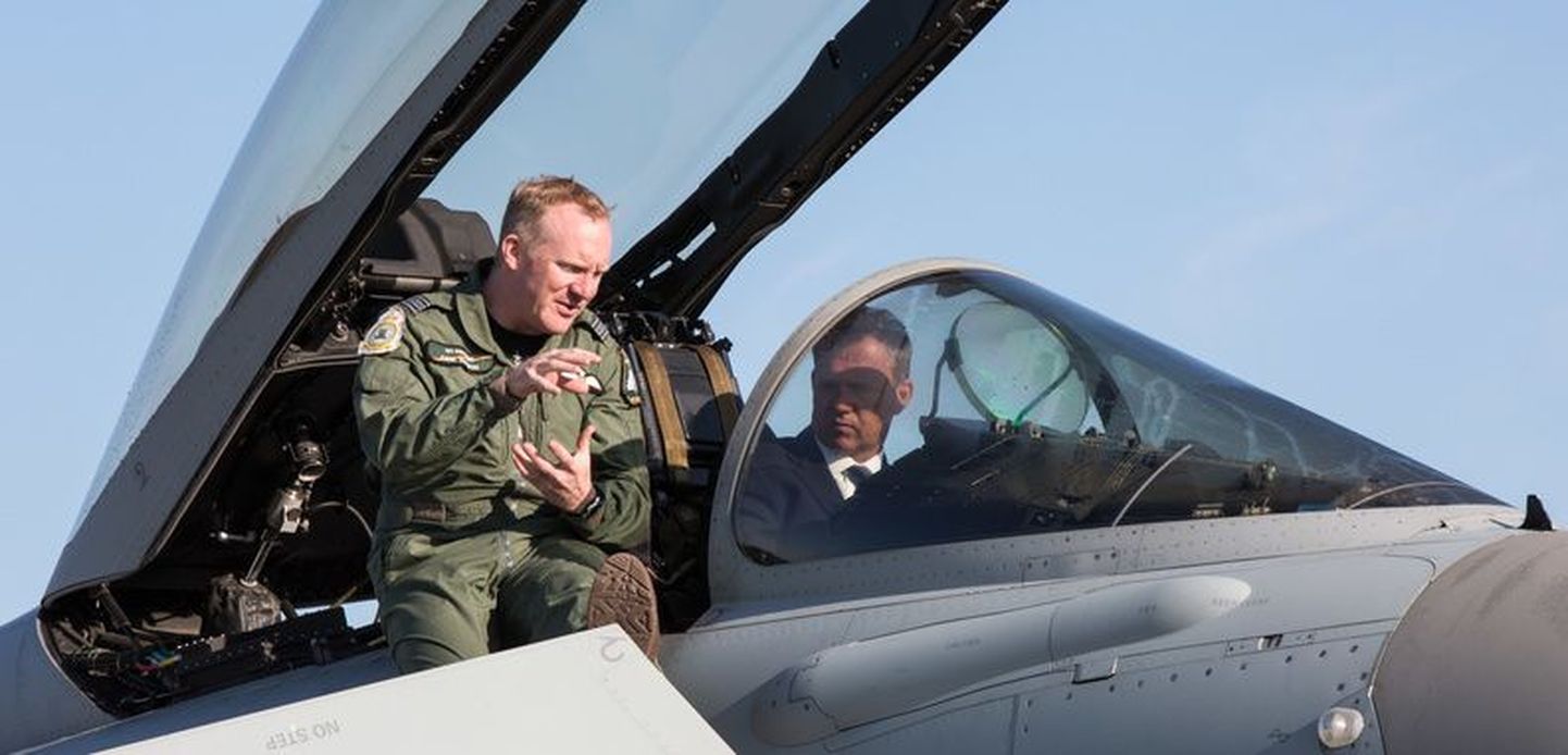 Ühendkuningriigi relvajõudude minister Mark Lancaster tutvus Ämaris Briti kuningliku õhuväe hävitajatega.
