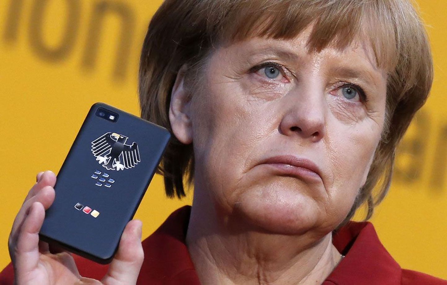 Saksa kantsler Angela Merkel oma BlackBerry Z10 nutitelefoniga.