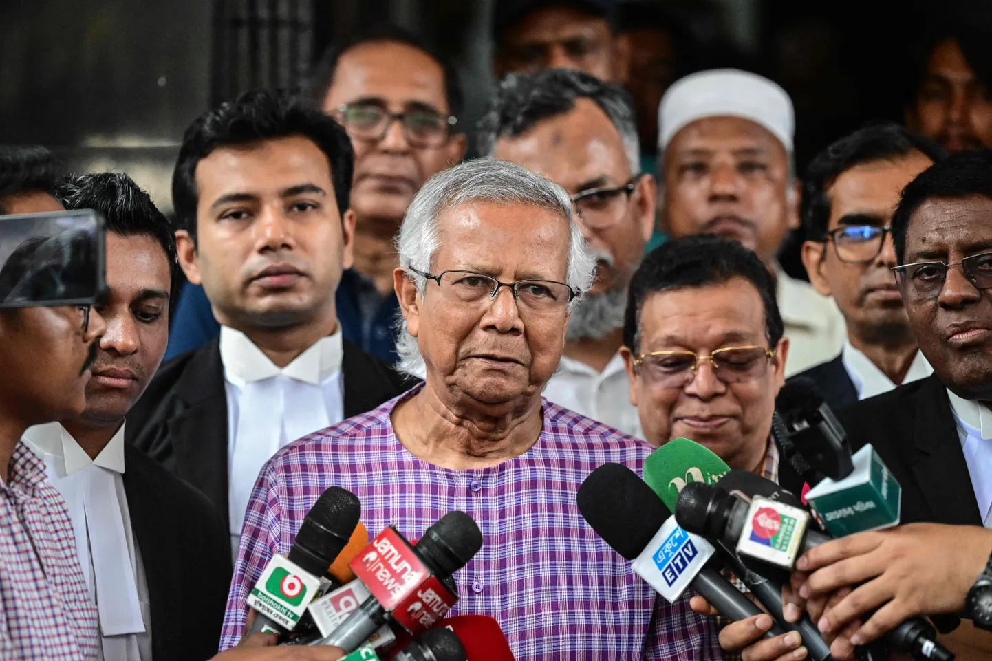 Nobeli preemia laureaat Muhammad Yunus rääkimas meediaga.