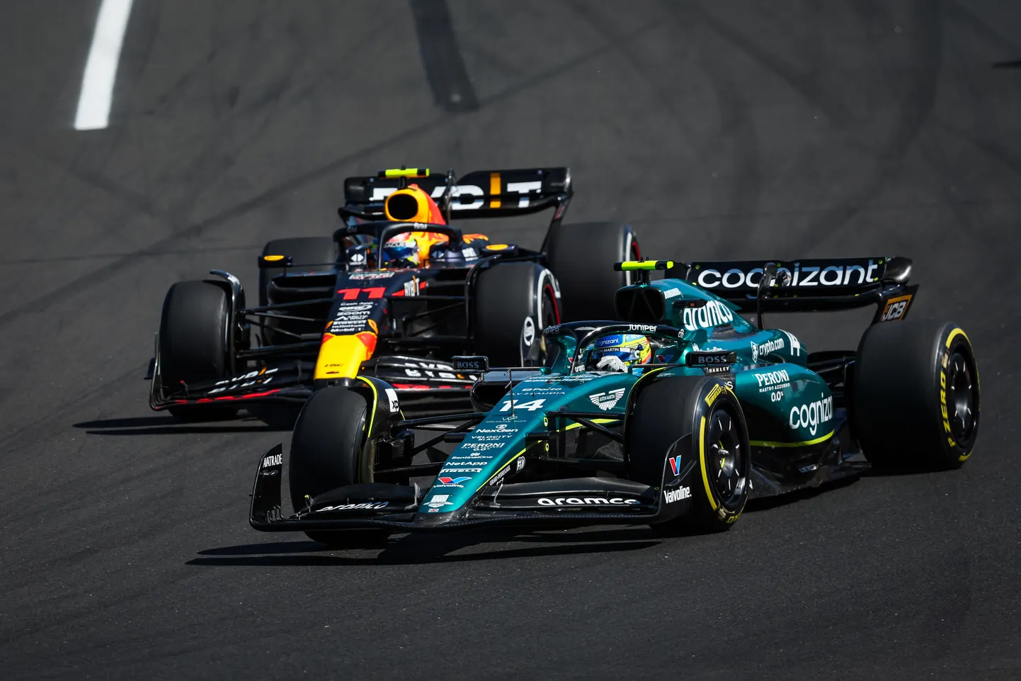Aston Martini sõitja ja punktitabeli kolmas Fernando Alonso (ees) ja teist kohta hoidev Red Bulli sõitja Sergio Perez.