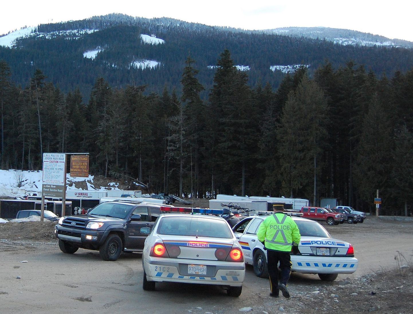 Kanada politsei korraldab liiklust Revelstoke'i lähistel, kus laviini alla jäi vähemalt kolm kelgutajat.