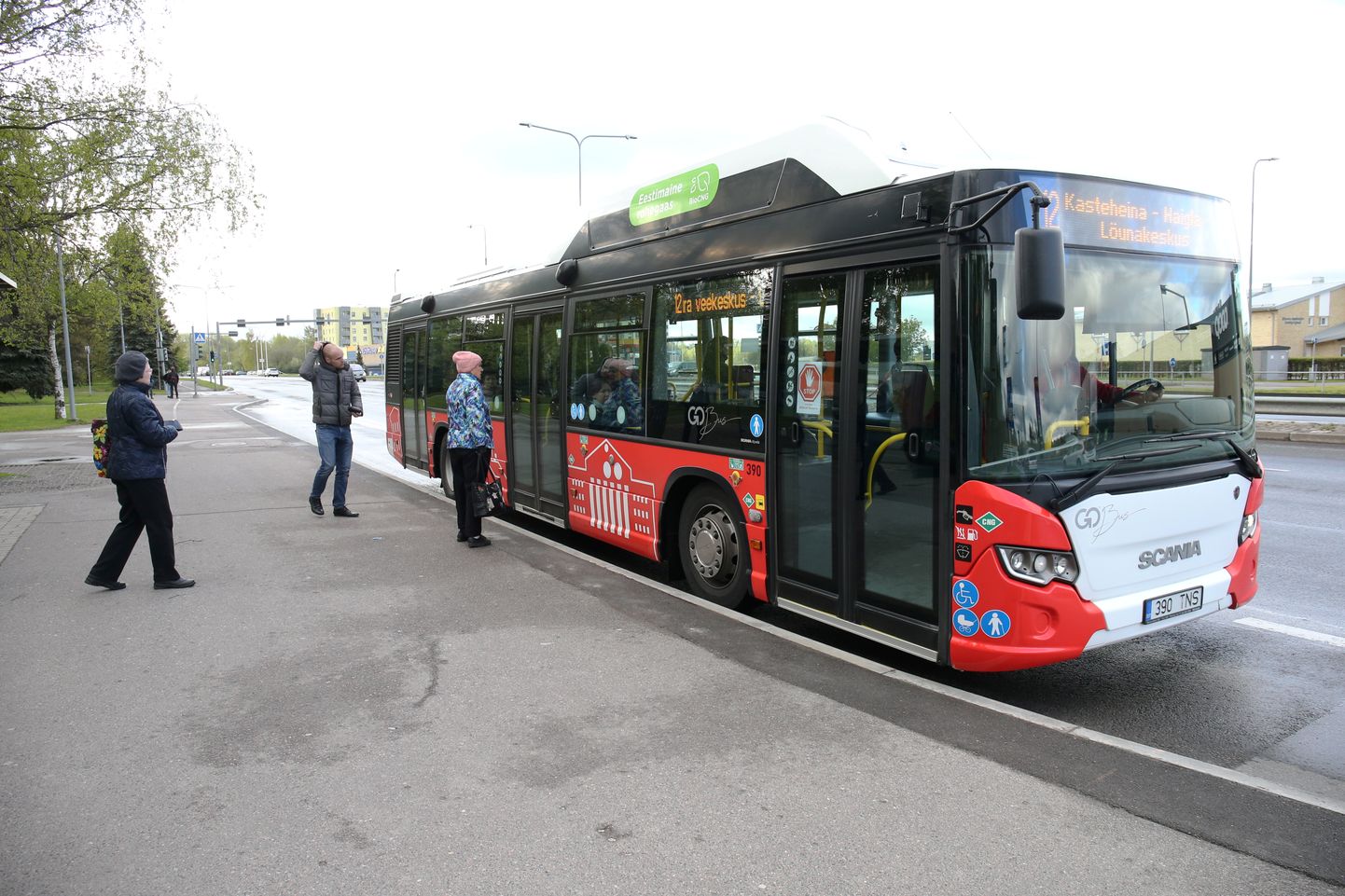 1. juunist ootavad ees muudatused Tartu linnaliinibusside graafikus ja ohutusmeetmetes. Pildil linnaliinibuss Eedeni peatuses.