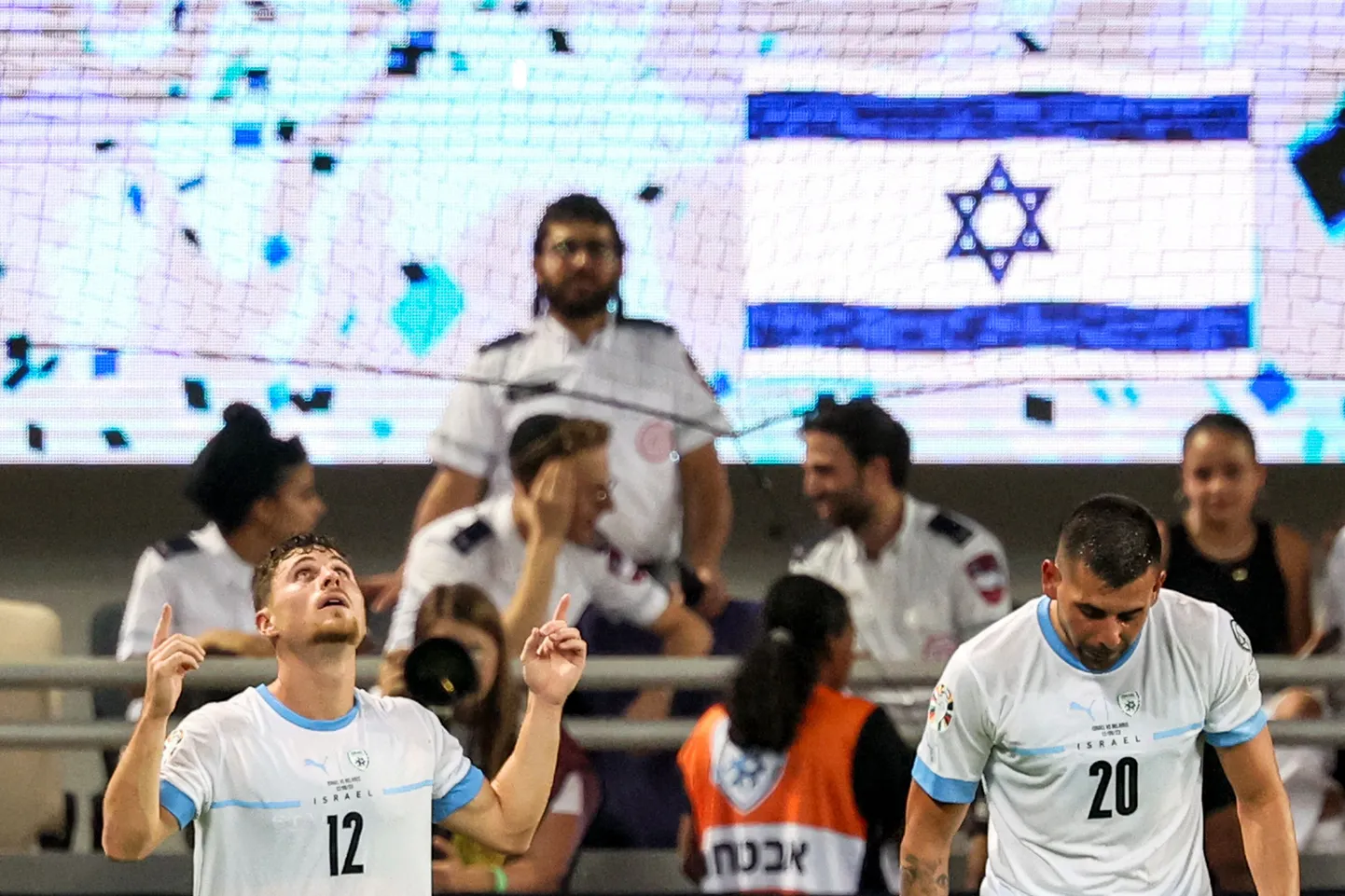 Iisraeli koondise jalgpallur Gavriel Kanichowsky (vasakul) tähistab väravat septembris peetud EM-valikmängus Valgevenega.