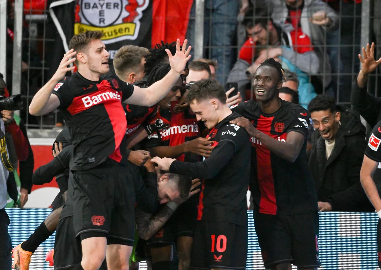 Leverkuseni Bayeri mängijad väravat tähistamas.
