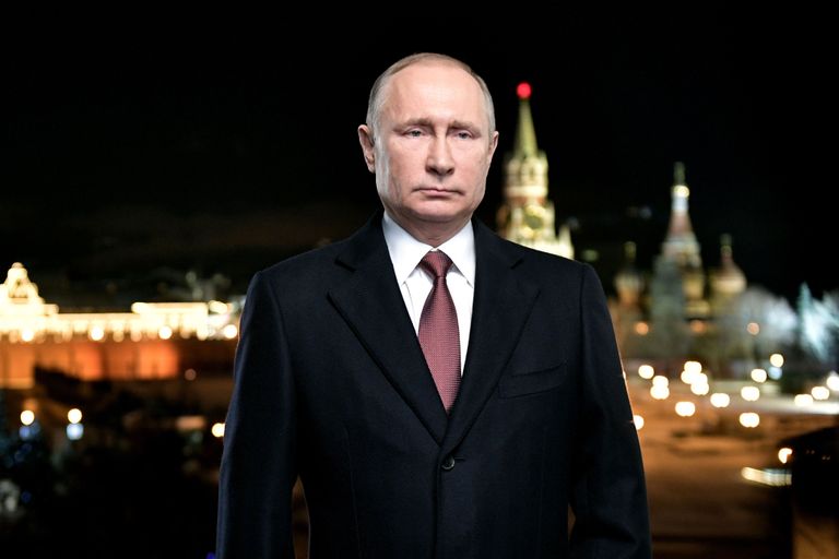 Владимир Путин поздравляет россиян с наступающим 2018 годом.