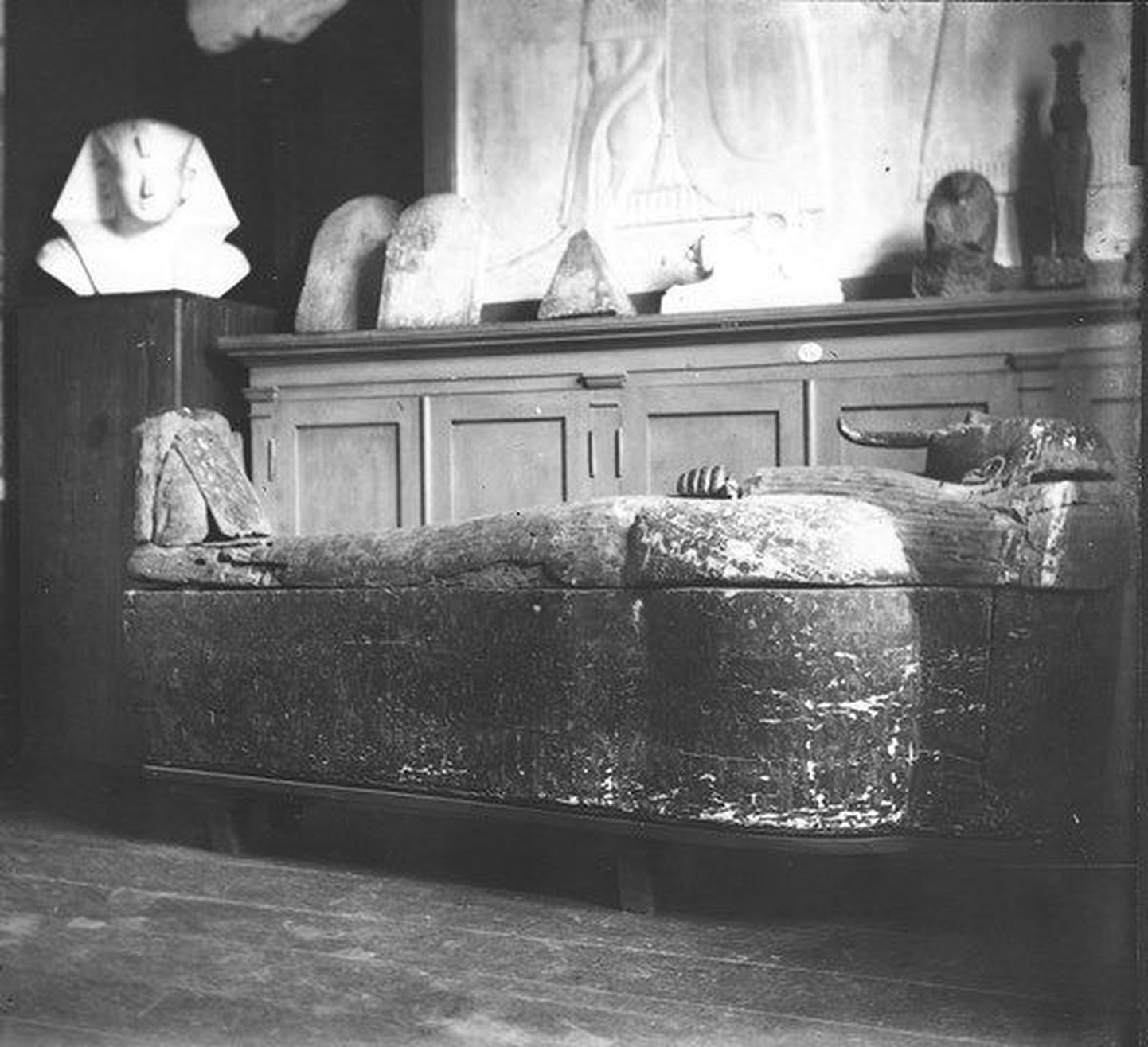 Selline nägi kollektsiooni uhkus, Nesipaherentahati sarkofaag välja 1915. aastal, veel Tartus vahetult enne äraviimist Venemaale.