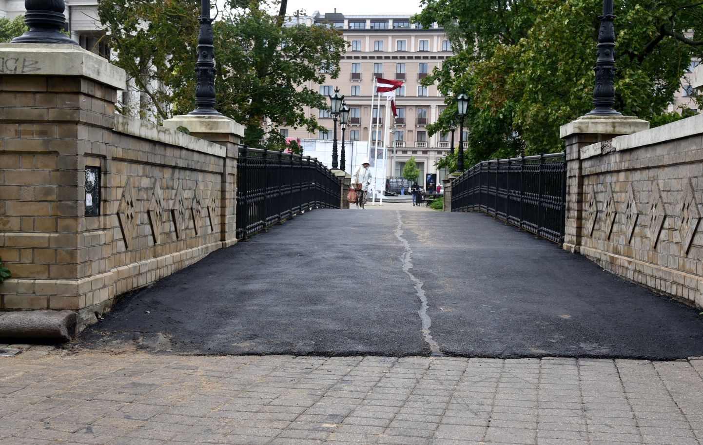 Nekvalitatīvi uzklātais asfalts uz Operas tiltiņa pār Rīgas kanālu.