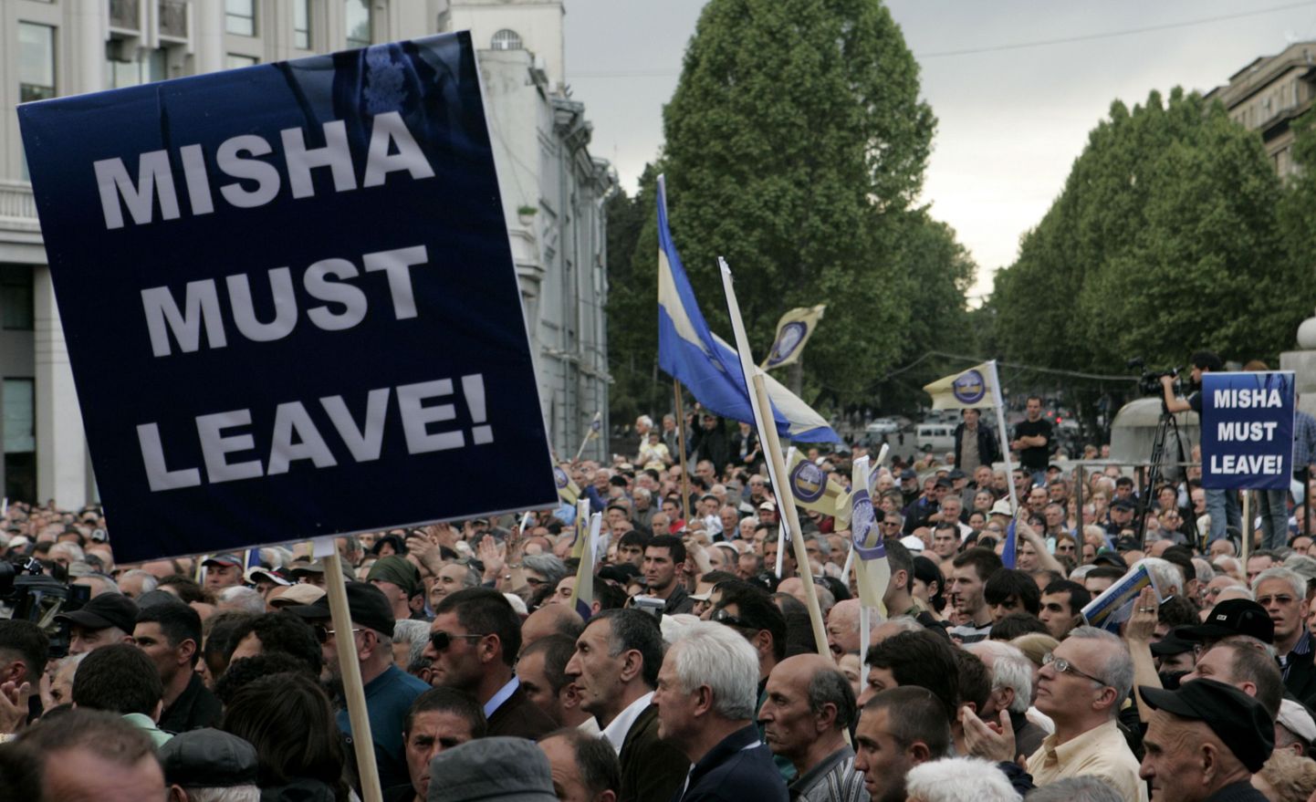 Митинг в Тбилиси 21 мая. Участники требуют отставки Саакашвили.