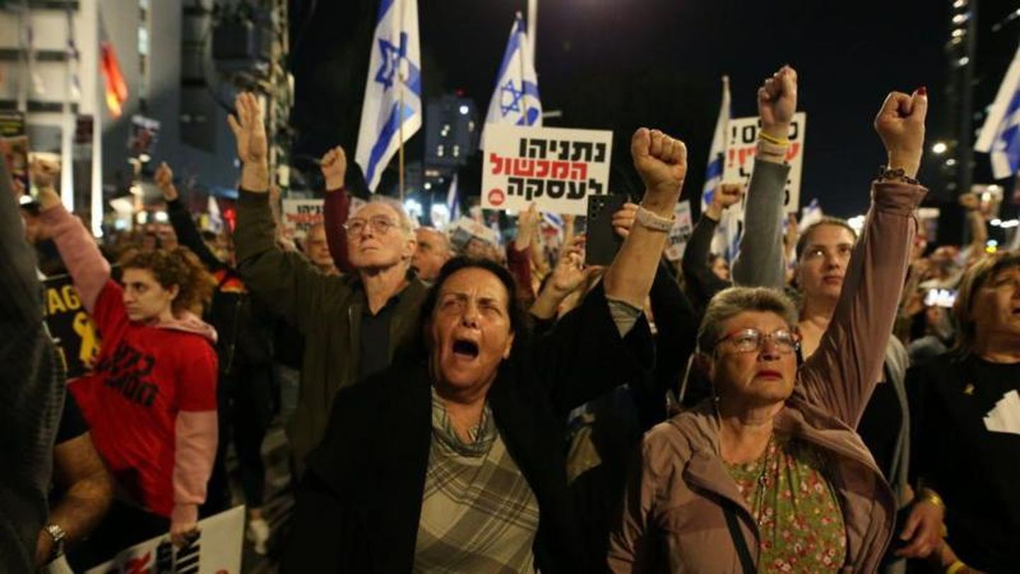 Демонстрации в Тель-Авиве и других городах Израиля состоялись после того, как израильские военные сообщили о возвращении тела одного из заложников - Элада Кацира.