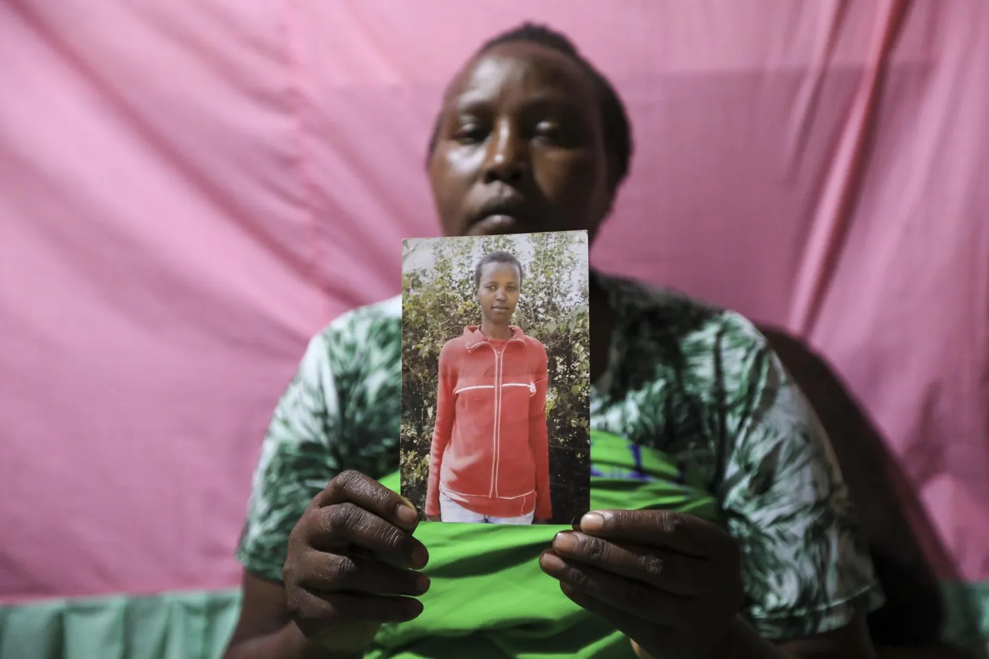 Keenialanna Rose Wanyua hoidmas oma tapetud noorema õe Agnes Wanjiru pilti.