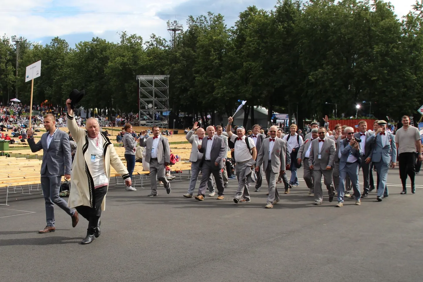 Võru meeskoor laulis Hirvo Surva juhtimisel varahommikuni nagu üks mees. Öine melu jättis neile võimsa mulje.
