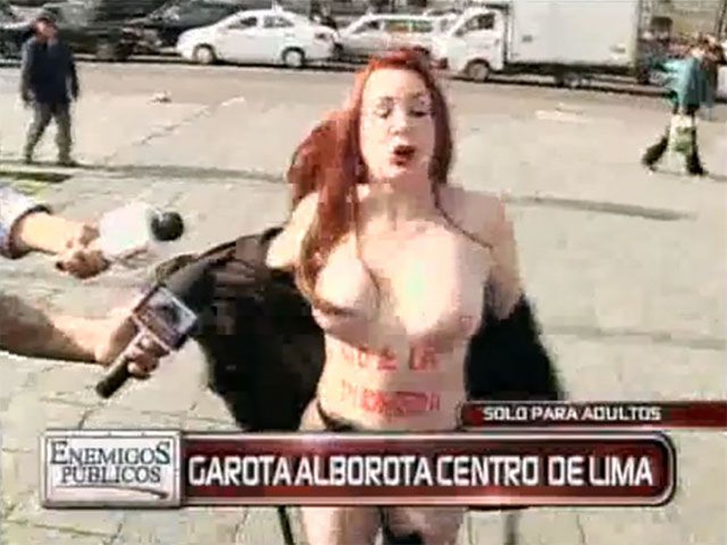 Бразильская писательница Ванесса де Оливьера устроила голую акцию в Лиме перед зданием правительства Перу.