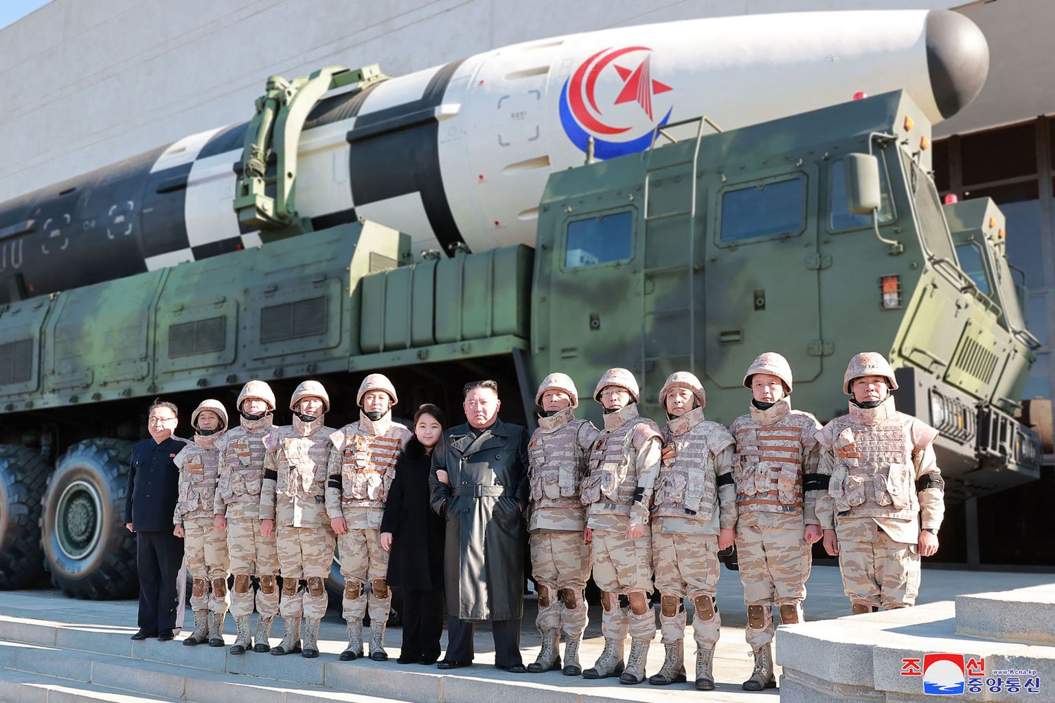 Põhja-Korea liider Kim Jong-un koos tütre ja mandritevahelise ballistilise raketi süsteemi meeskonnaga.