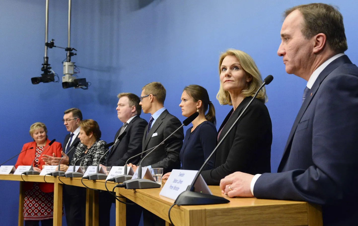 Анне Суллинг (третья справа) на пресс-конференции в Стокгольме.