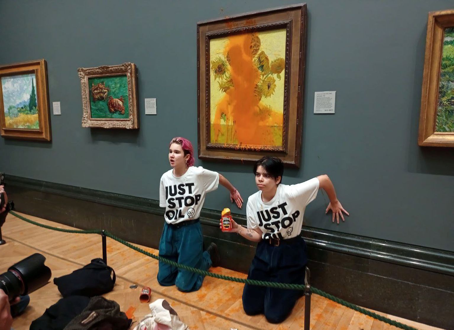Briti keskkonnaaktivistid viskasid reedel Londoni Rahvusgaleriis eksponeeritud Vincent van Goghi "Päevalillede" pildi pihta konservsuppi.