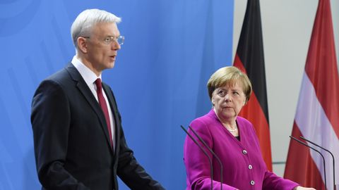 "Pārsteidz, ka šodien saka ko tādu." Kariņš komentē Merkeles izteikumus par Baltijas valstīm un Poliju