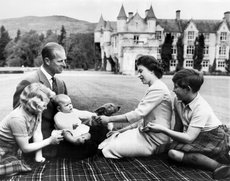 Elizabeth II ja prints Philp koos oma kolme lapse, prints Charlesi, printsess Anne'i ja prints Andrew'ga