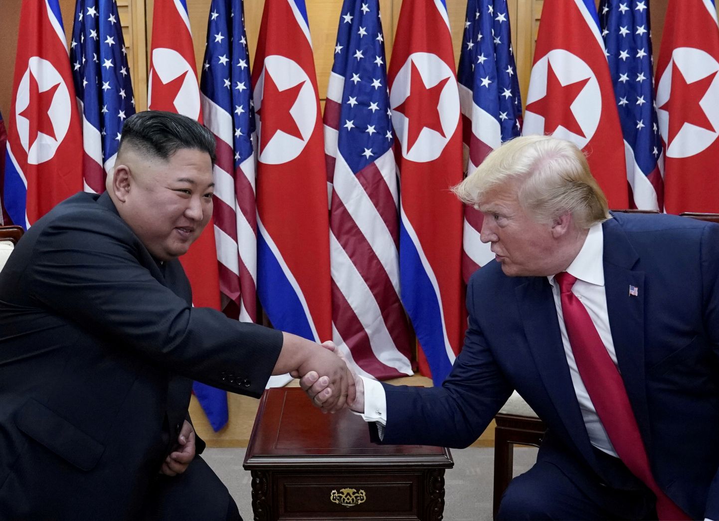 Ziemeļkorejas līderis Kims Čenuns, bijušais ASV prezidents Donalds Tramps.