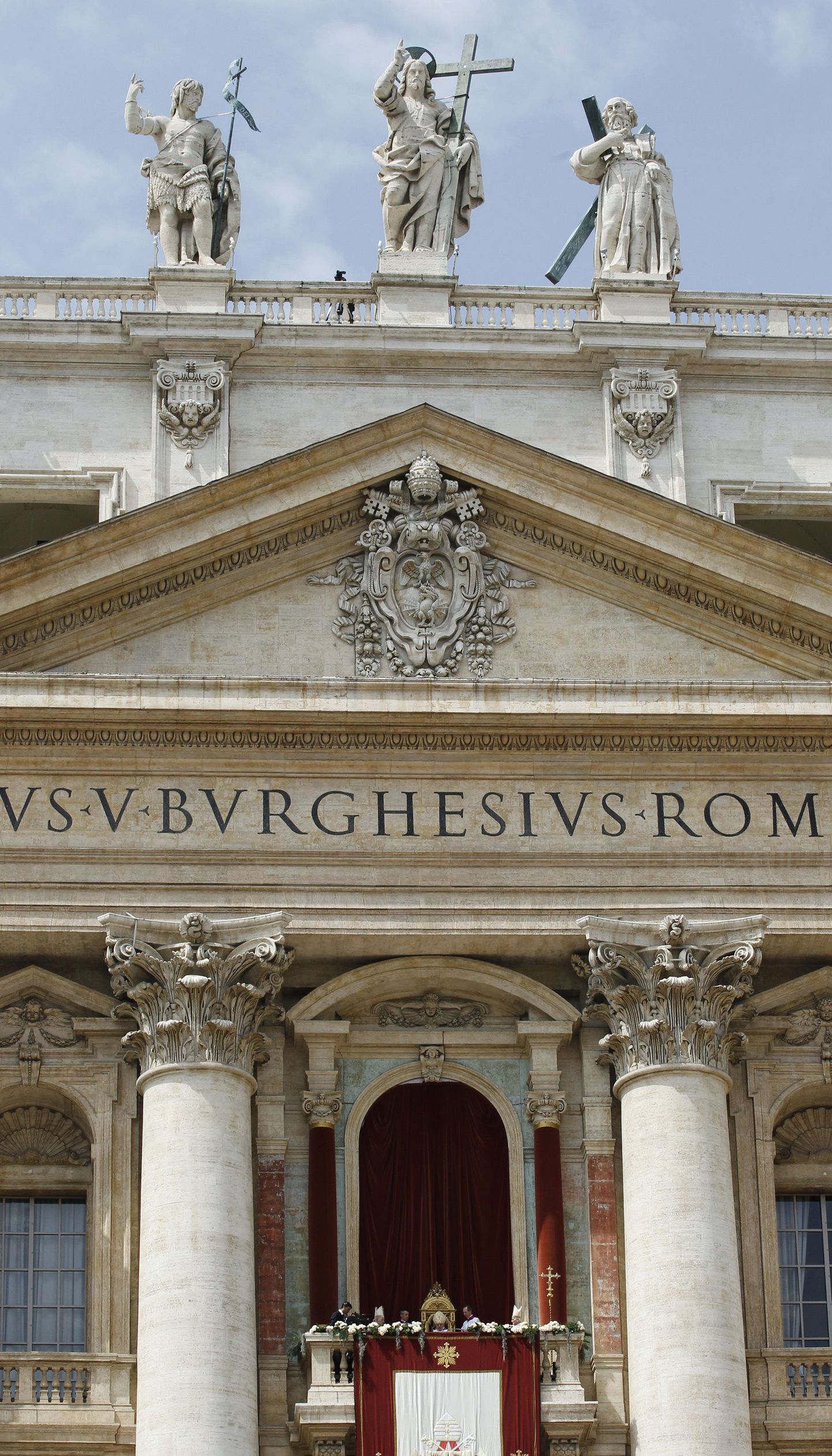 Папа Бенедикт XVI оглашает пасхальное послание "городу и миру"