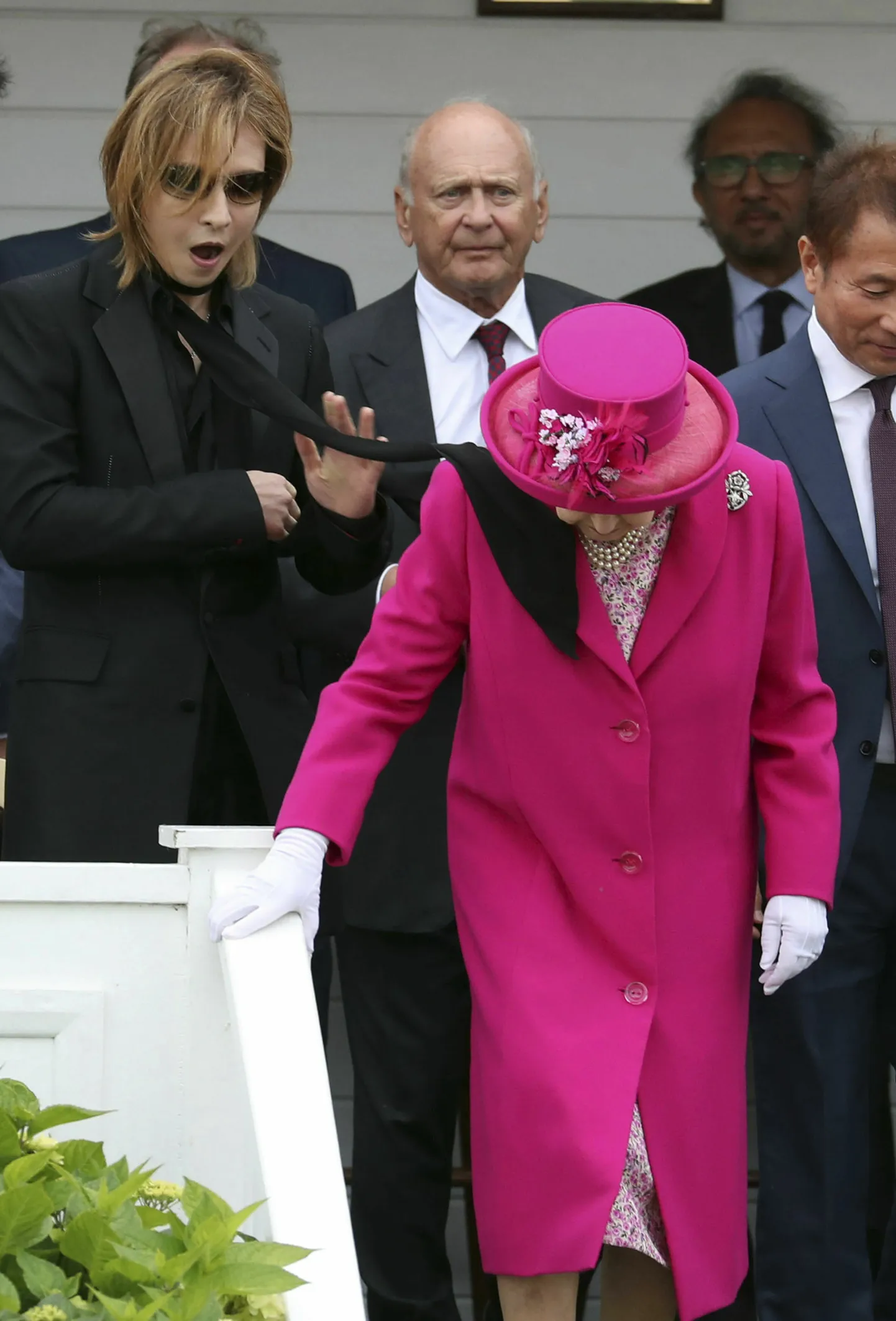 Jaapani staar Yoshki «puudutas» oma salliga Elizabeth II-st
