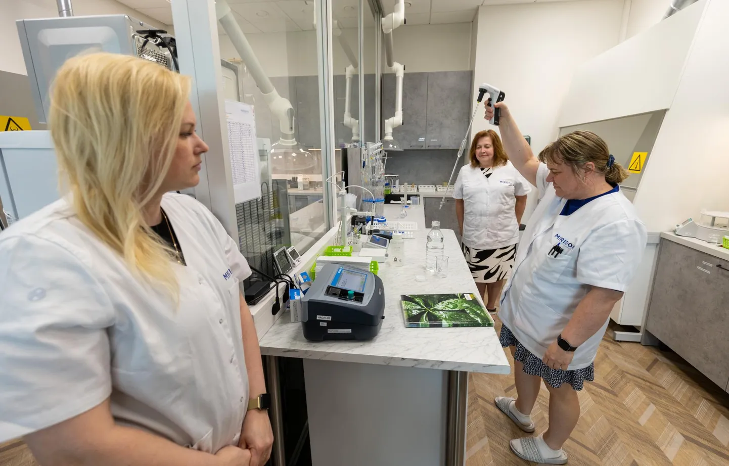 Tartu lähistel tegutsev Miridoni kõigile nõuetele vastav veelabor annab tööd kolmele spetsialistile: seal on ametis mikrobioloogia spetsialist Paula Metsnõmm (vasakult), labori juhataja Riina Leis ja keemiaspetsialist Getlin Kartau.