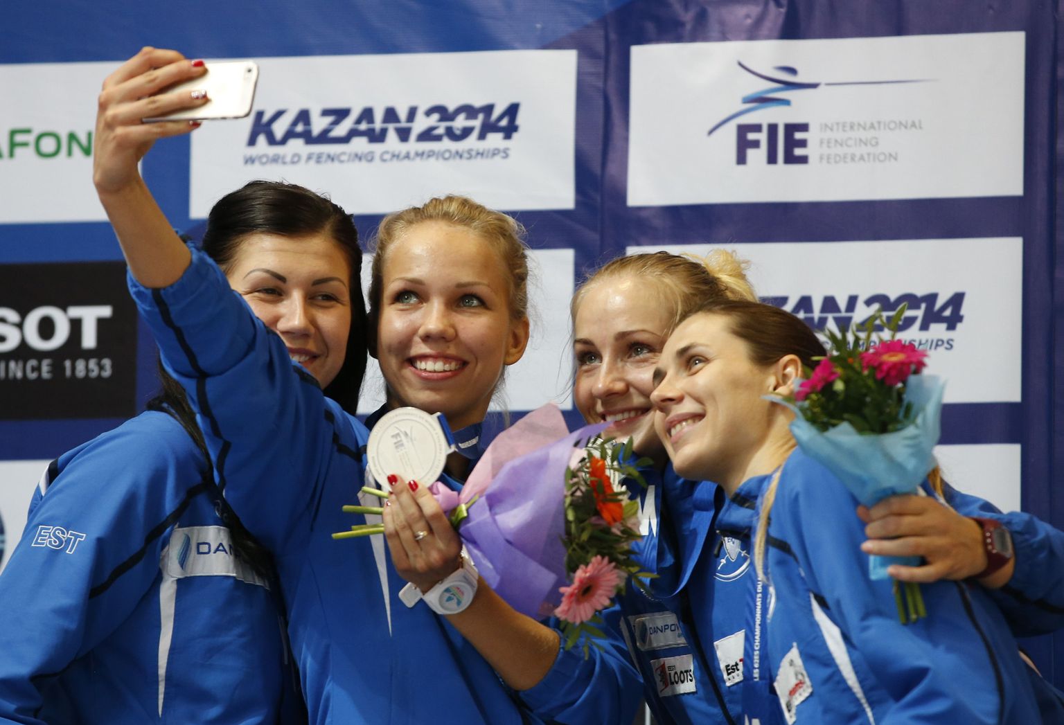Eesti epeenaiskond (vasakult) Julia Beljajeva, Erika Kirpu, Kristina Kuusk ja Irina Embrich 2014. aasta MMil hõbemedalitega. Võistkonnaga loodetakse kõrgesse mängu sekkuda ka Rio olümpiamängudel.