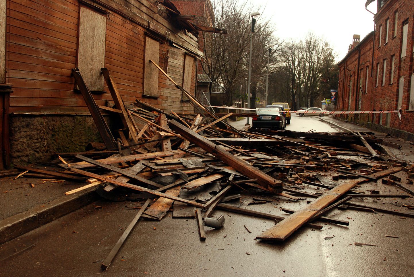 Pärnu kesklinnas varises tänavale viis aastat tühjana tühjana seisva tondilossi katus.