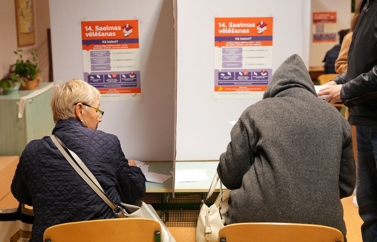 14. Saeimas vēlēšanas 104. vēlēšanu iecirknī Rīgas Purvciema vidusskolā.