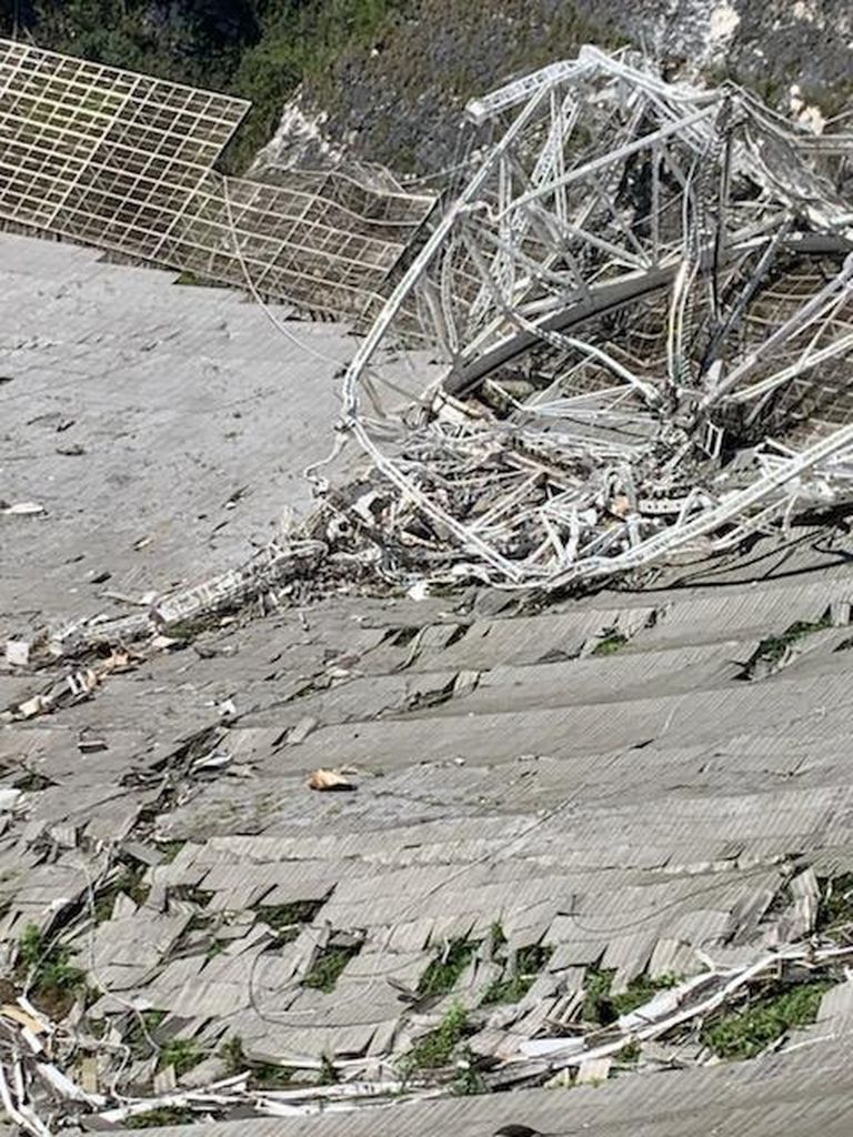 1. detsembri 2020 foto Arecibo observatooriumi katkisest taldrikust ja osa alla kukkunud raadiovastuvõtjast.