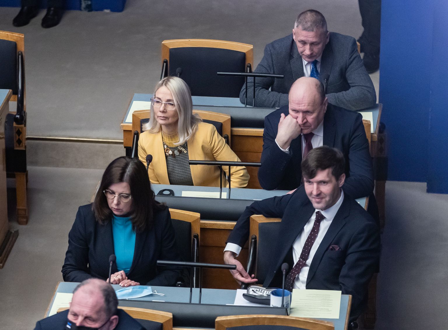 Kalle Grünthal (taga) keeldub vaktsiinist, Helle-Moonika Helme (keskel vasakul) veel mõtleb, Mart Helme (keskel paremal) loobus esialgu vaktsiinipakkumisest humanitaarsetel kaalutlustel ning laseb end vaktsineerida tulevikus