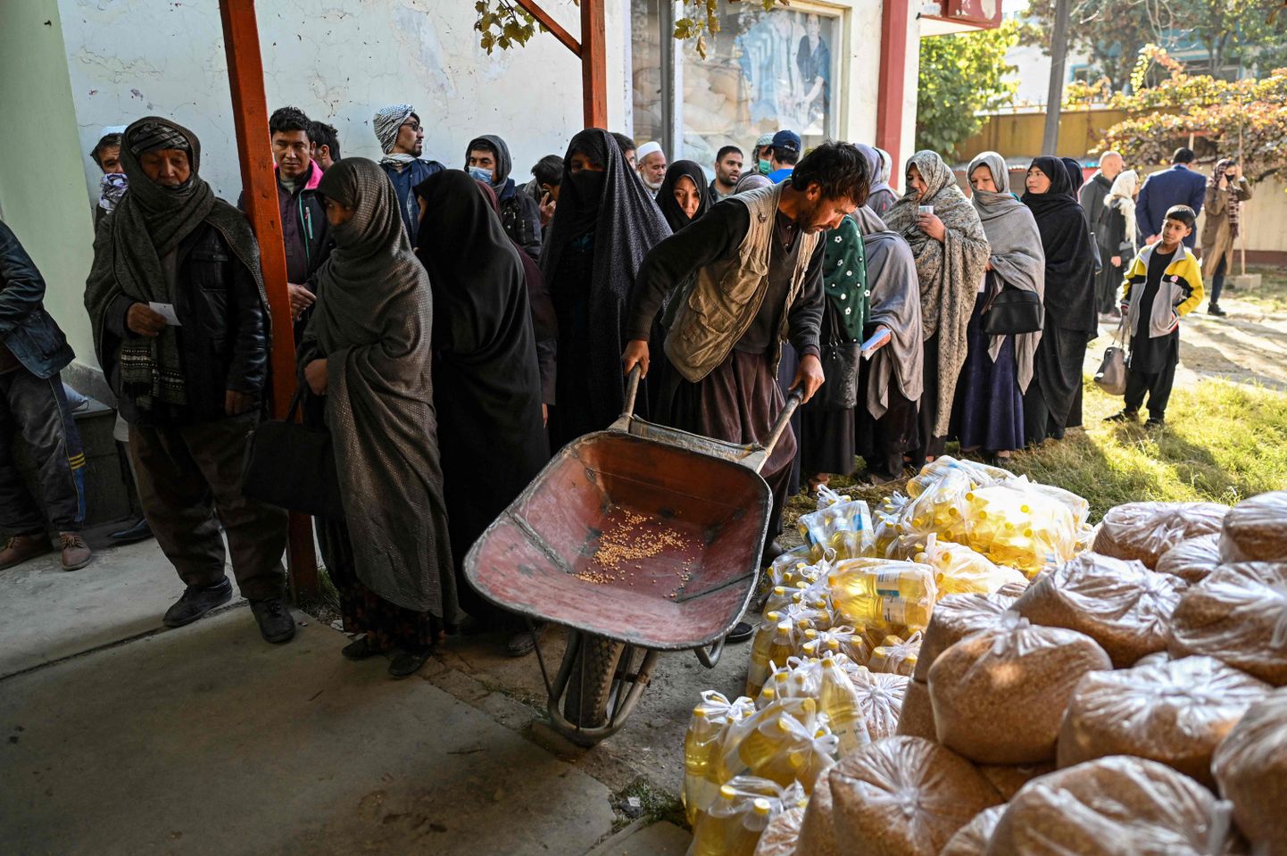Inimesed WFP toiduabi järjekorras Afganistanis Kabulis 6. november 2021.