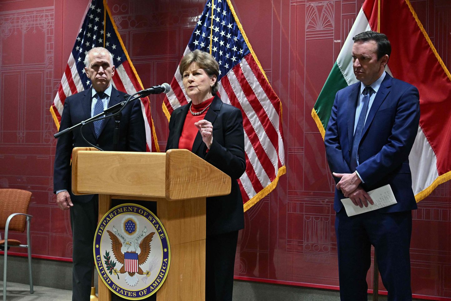 USA senaatorid Jeanne Shaheen, Chris Murphy ja Thom Tillis Ühendriikide Budapesti saatkonnas 18. veebruaril.