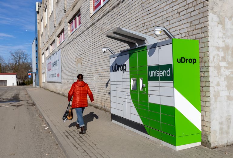 На улицах Эстонии появились зеленые и желтые посылочные автоматы Unisend.