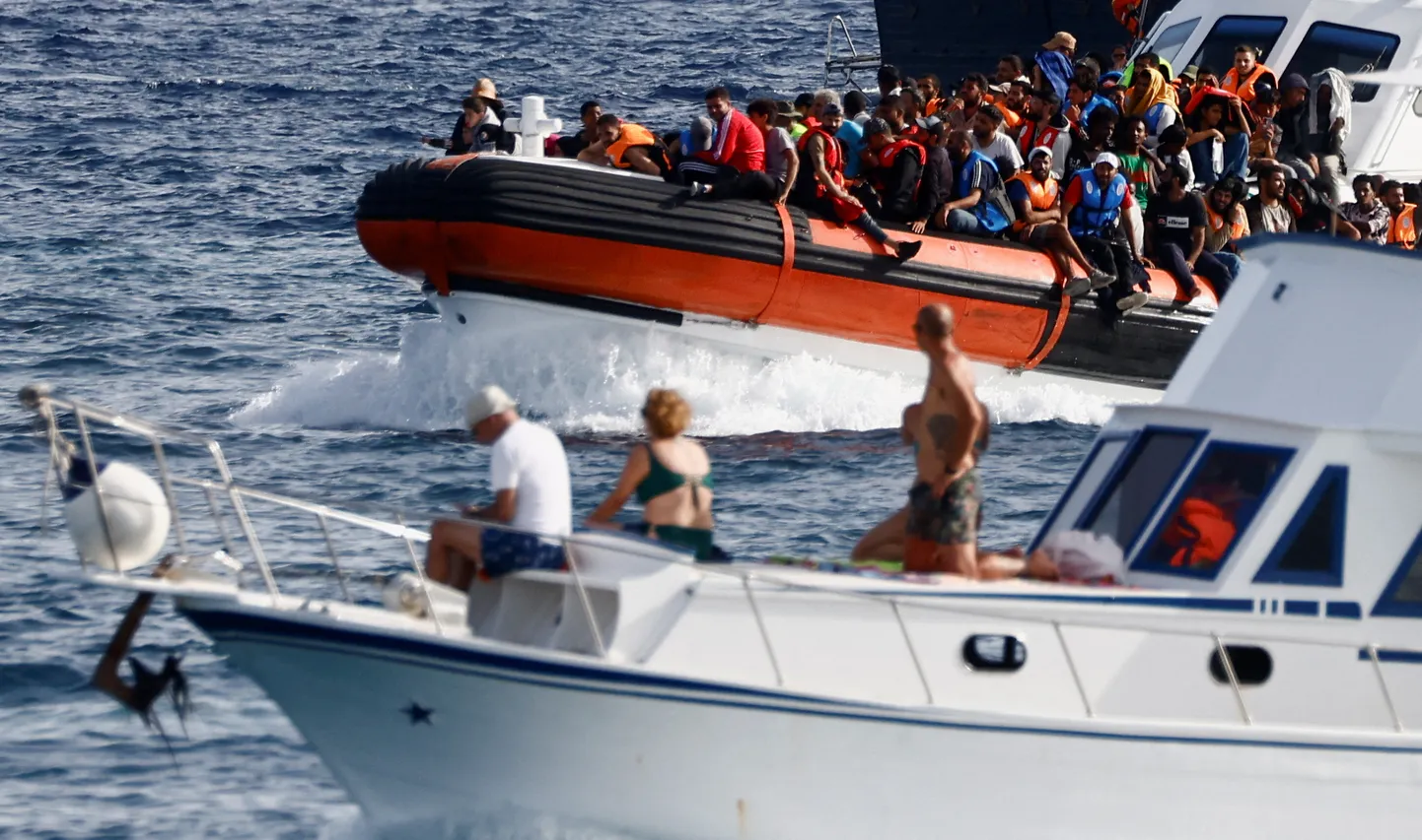 Итальянское пограничное судно с беженцами в Лампедузе, близ Сицилии. 18 сентября, Италия.