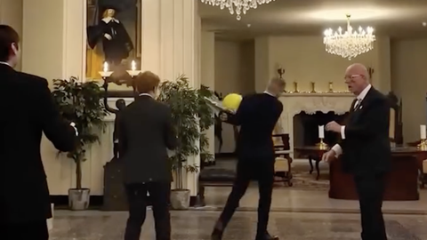 VAHVA VIDEO ⟩ Üks vale liigutus ja kõik lendab kildudeks! Vaata, millise pöörase katse peavad tulevased ülemteenerid Hollandi koolis läbima