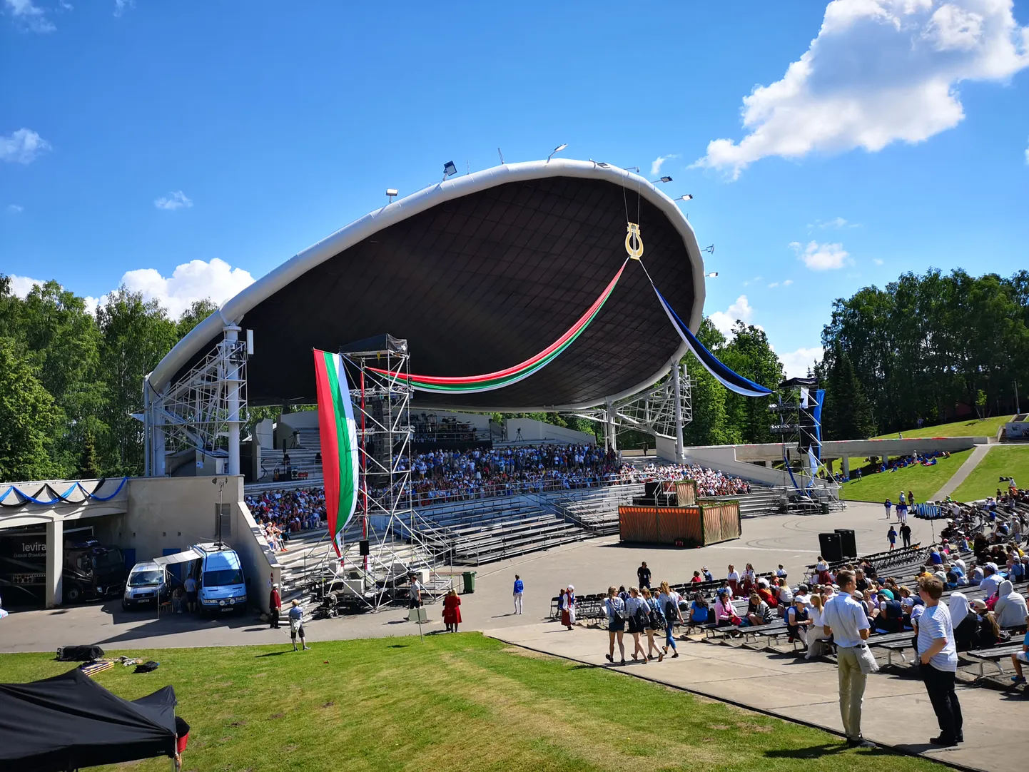 Liivimaa kubermangu ja Eesti Vabariigi lipud Tartu lauluväljakul.