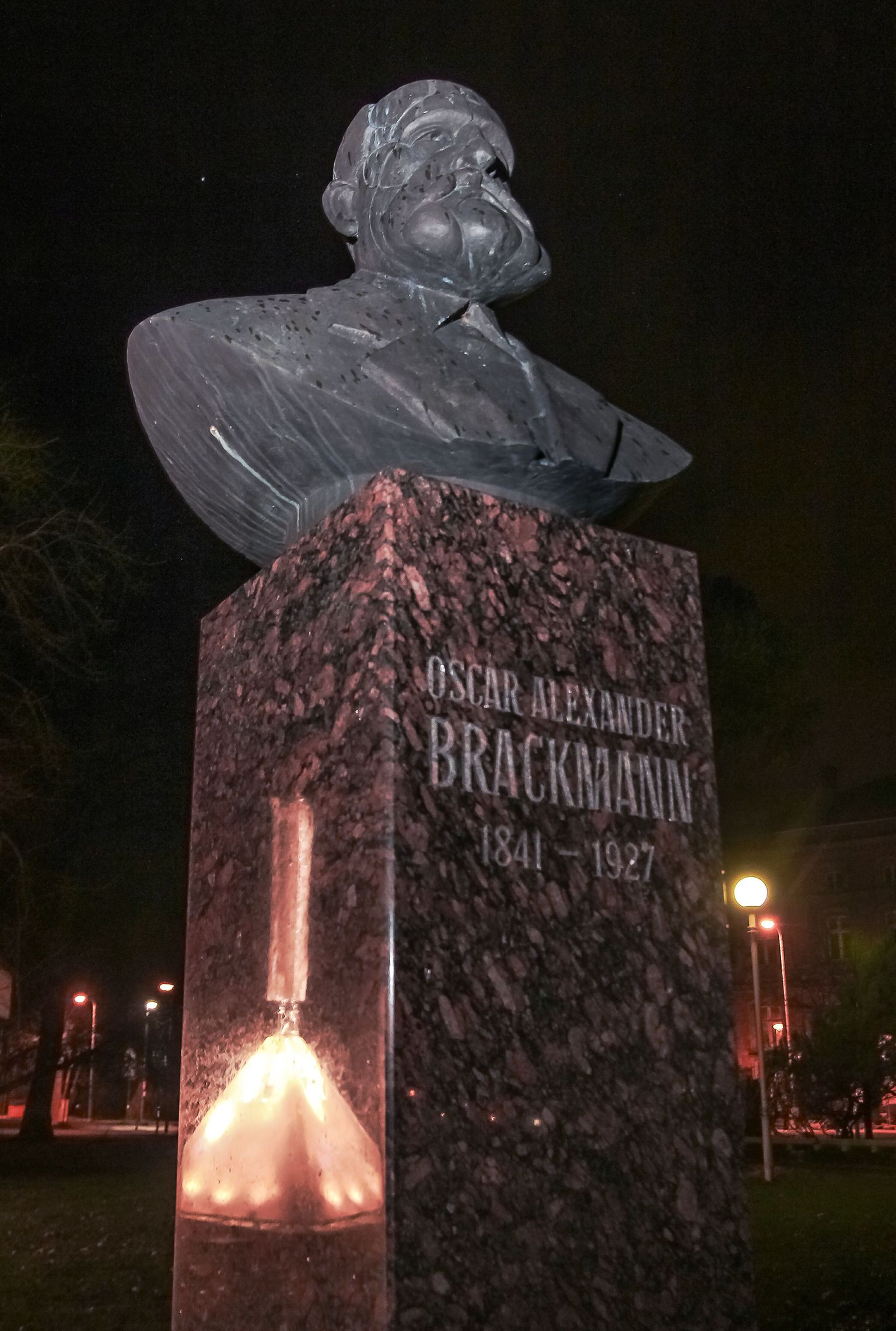 Oscar Alexander Brackmanni büst temanimelises pargis.