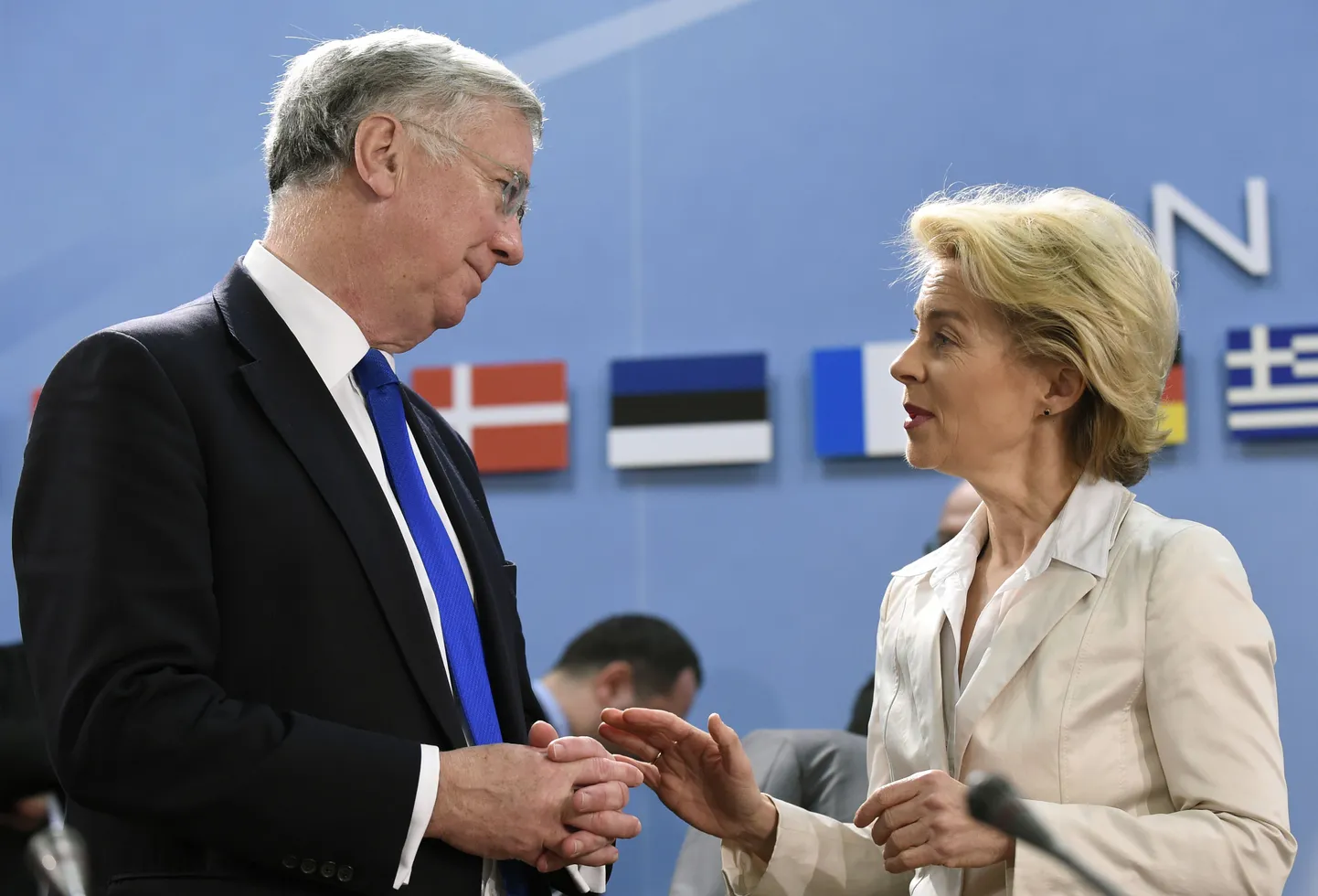Briti kaitseminister Michael Fallon vestleb Saksa kaitseministri Ursula von der Leyeniga.