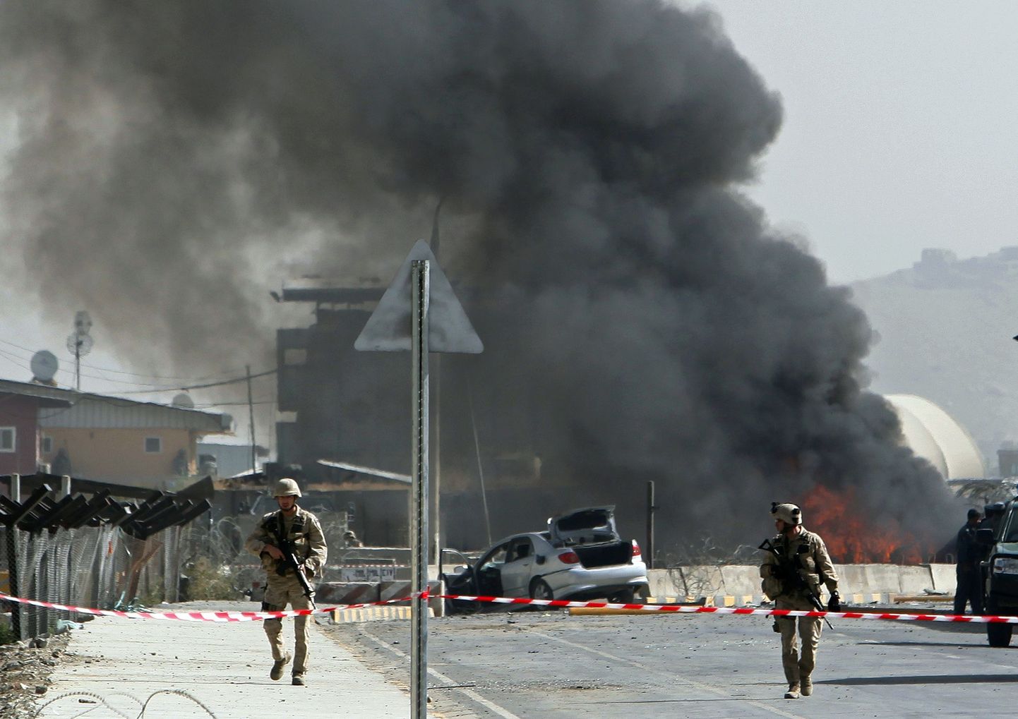 NATO sõdurid Kabuli sõjaväebaasi ees.
