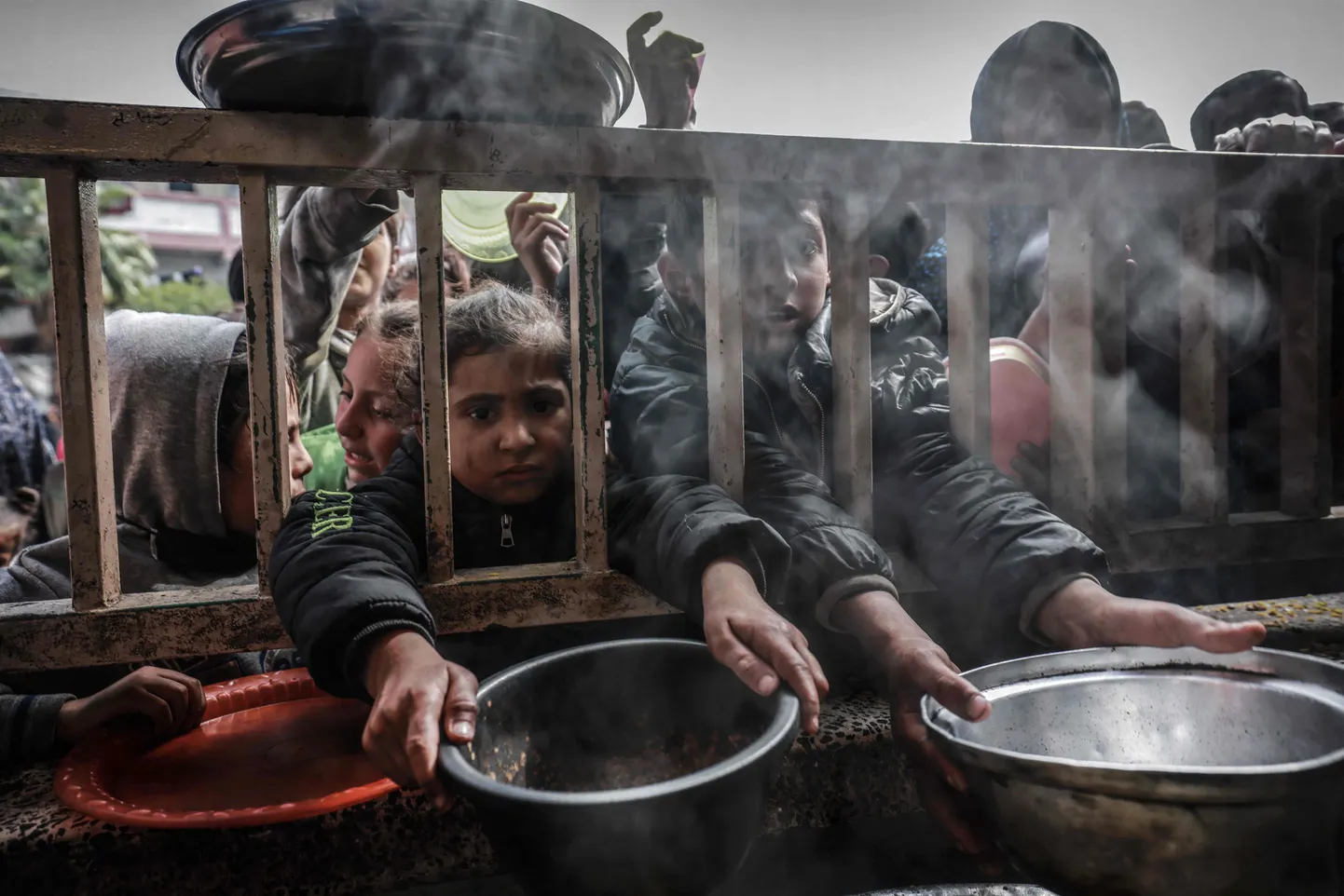 Toidujärjekorras lapsed Rafah' linnas.