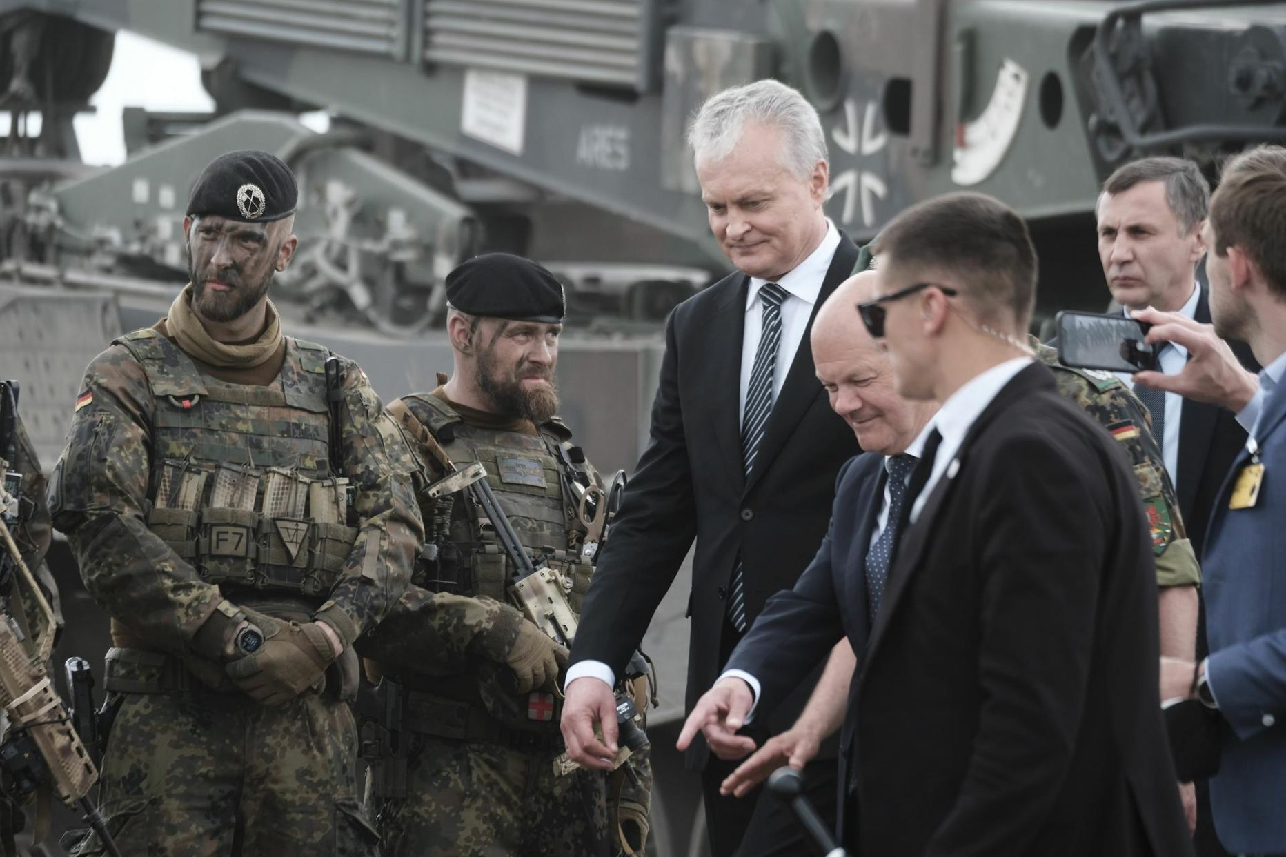 Saksamaa liidukantsler Olaf Scholz koos Leedu presidendi Gitanas Nausedaga külastamas Pabrades paiknevaid Saksa liitlasvägesid.

 