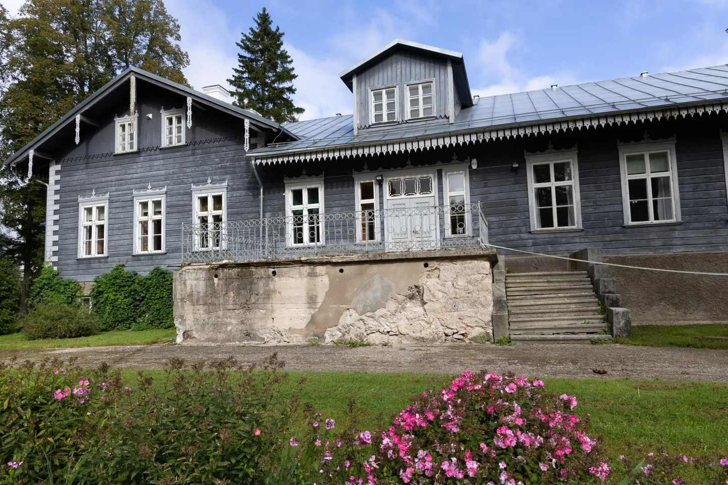 Kui aasta tagasi olid töömehed avastanud, et arvatud maakivikonstruktsiooni asemel on trepp lihtsalt üks suur betoonkamakas, tuli töö seisma panna. Edasi liikumiseks pole vald raha leidnud.