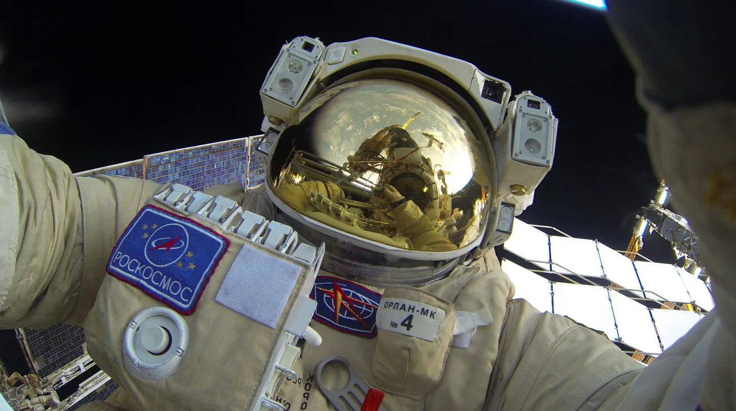 Vene kosmonaudid Sergei VOlkov ja Juri Malentšenko Rahvusvahelises Kosmosejaamas kosmosekõndi tegemas.