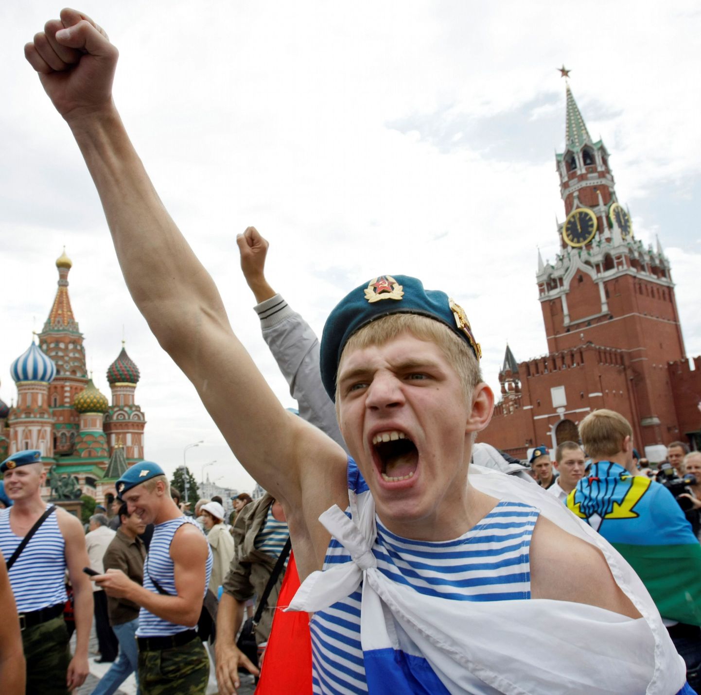 Vene lippu mähkunud endine dessantväelane õhudessantväe päeva tähistamas.