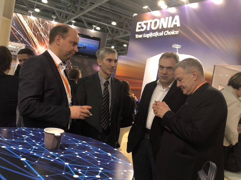 В эстонский павильон заглянул крупный российский инвестор, генеральный директор EuroChem Group Игорь Нечаев (на фото второй справа)
