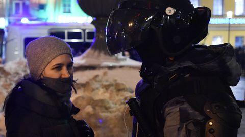 «Ребята, одумайтесь»: в Петербурге сотрудник ОМОН сбил женщину ударом ноги в живот
