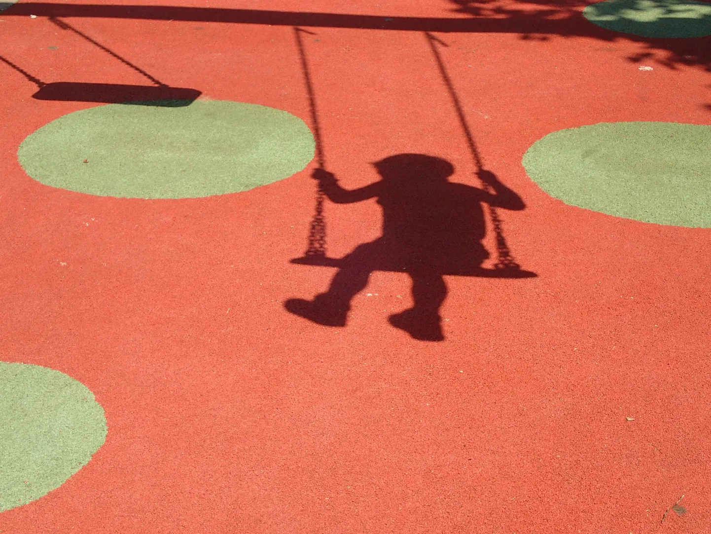 Mänguväljak, laps kiigel.
