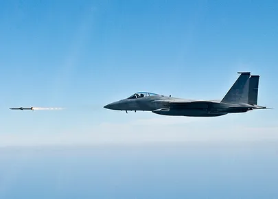 AIM 120 AMRAAM õhk-õhk tüüpi rakett.